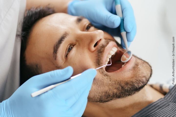 Limpeza nos dentes dói? Limpeza nos dentes