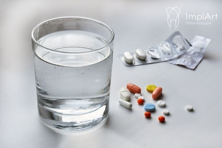 Quais medicamentos afetam o sucesso do implante dentário? MEDICAMENTOS QUE AFETAM O SUCESSO DO IMPLANTE DENTARIO