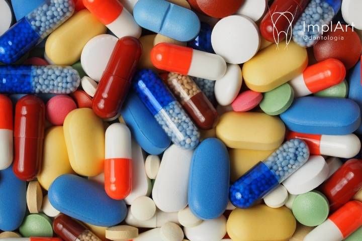 Quais medicamentos afetam o sucesso do implante dentário? medicamentos afetam o sucesso do implante